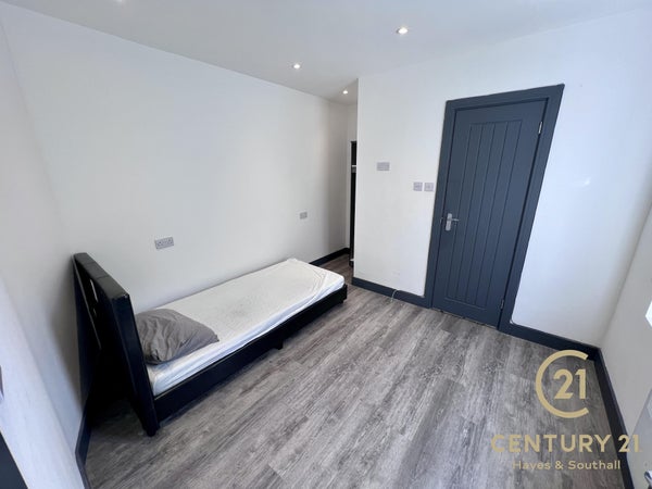 Flat Shepiston Lane in London
