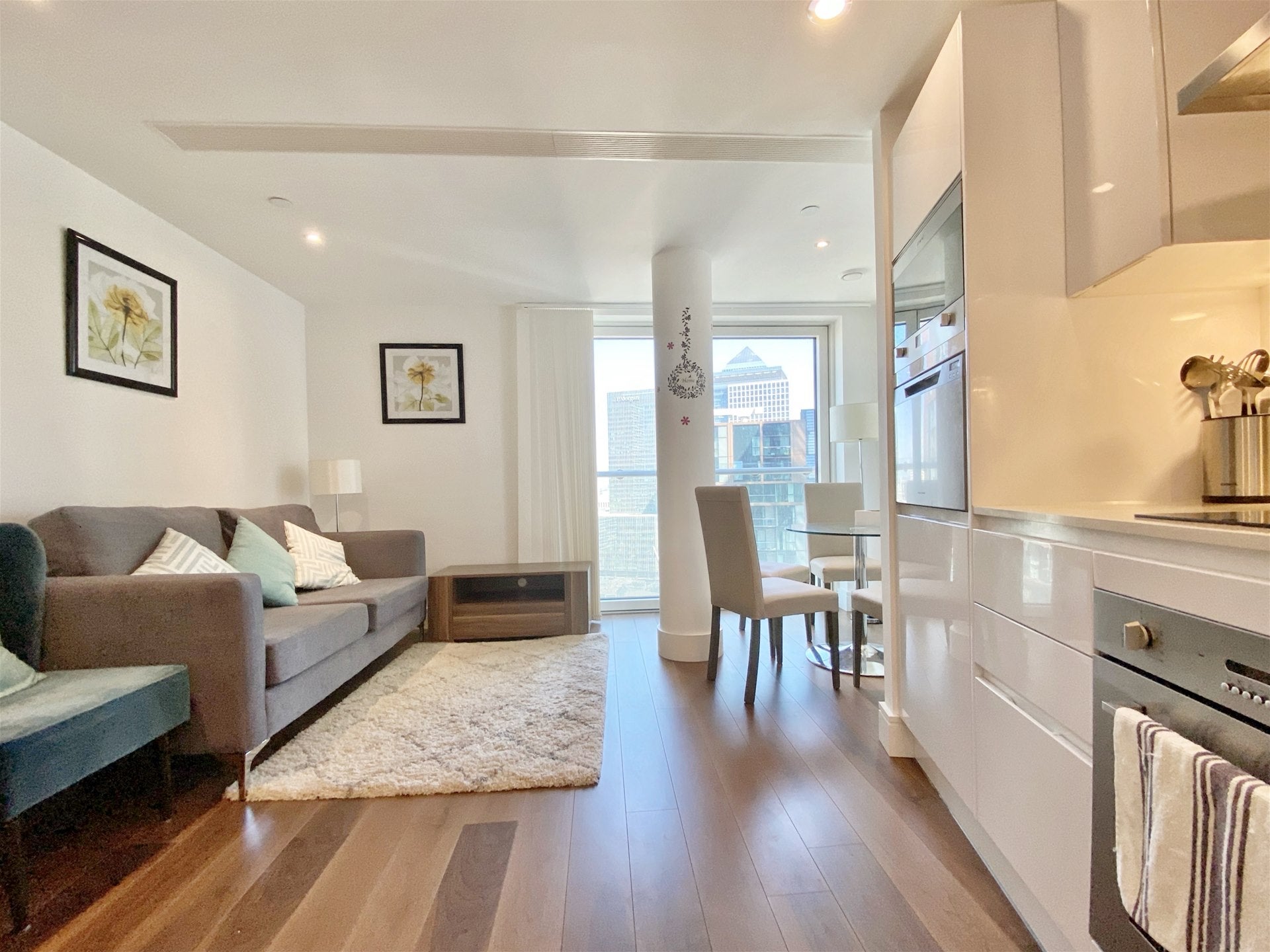 Flat Lincoln Plaza in Greater London