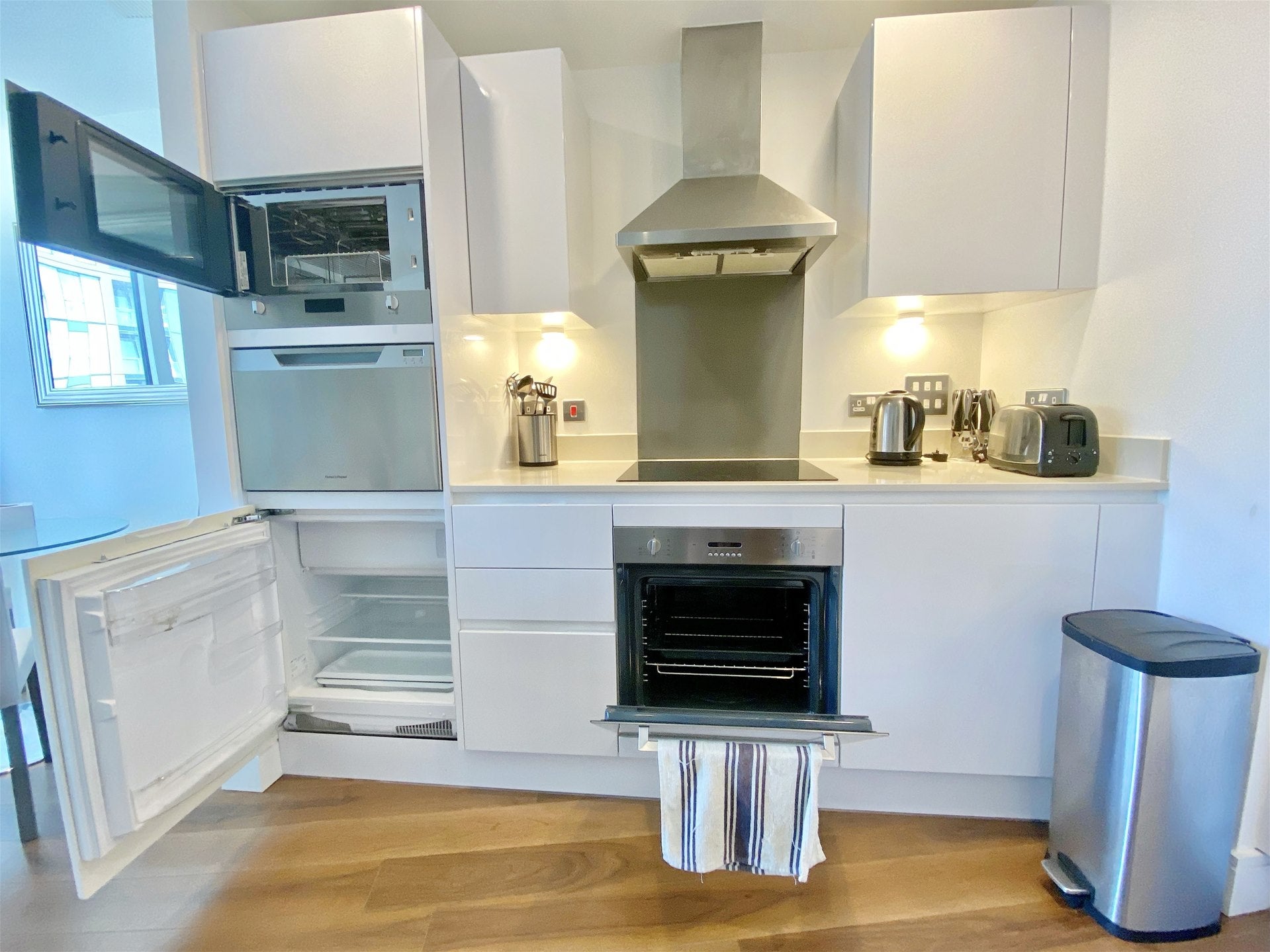 Flat Lincoln Plaza in Greater London