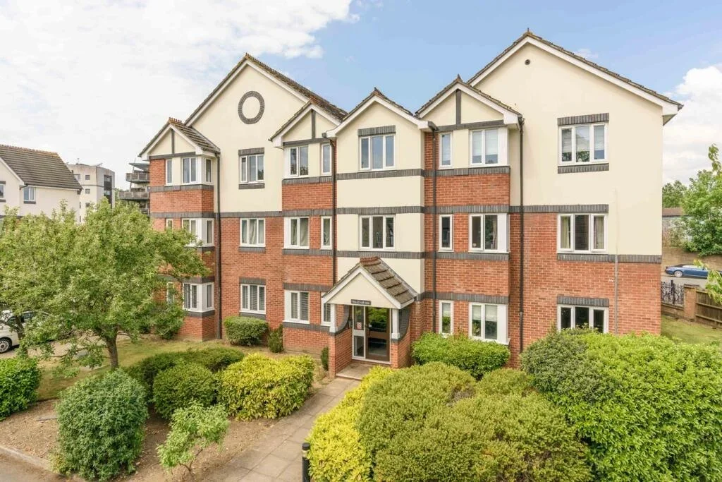Flat Mayfield Road in Elmbridge
