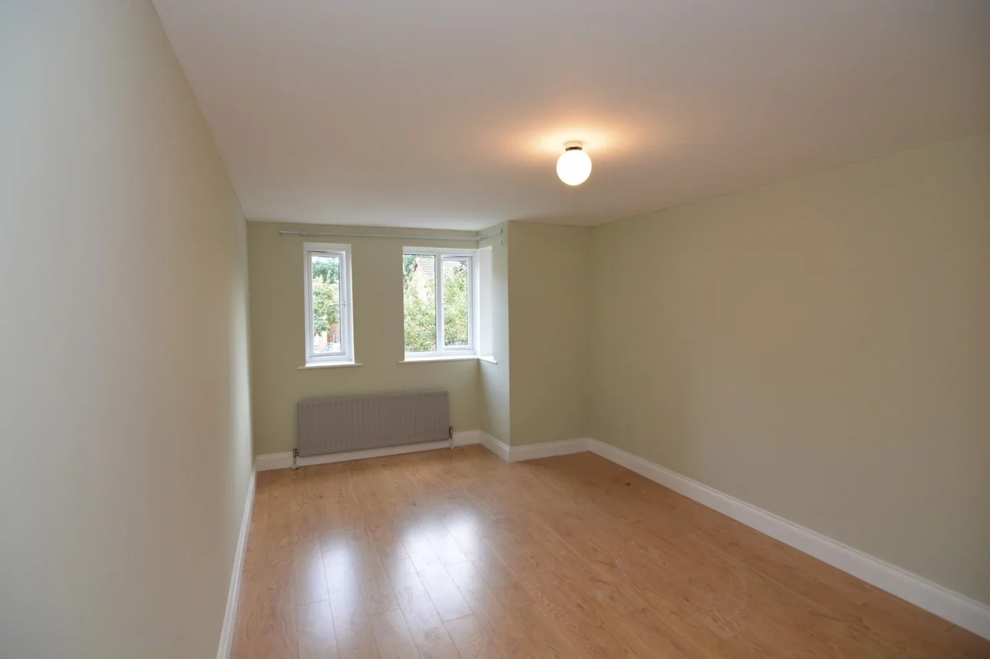Flat Mayfield Road in Elmbridge