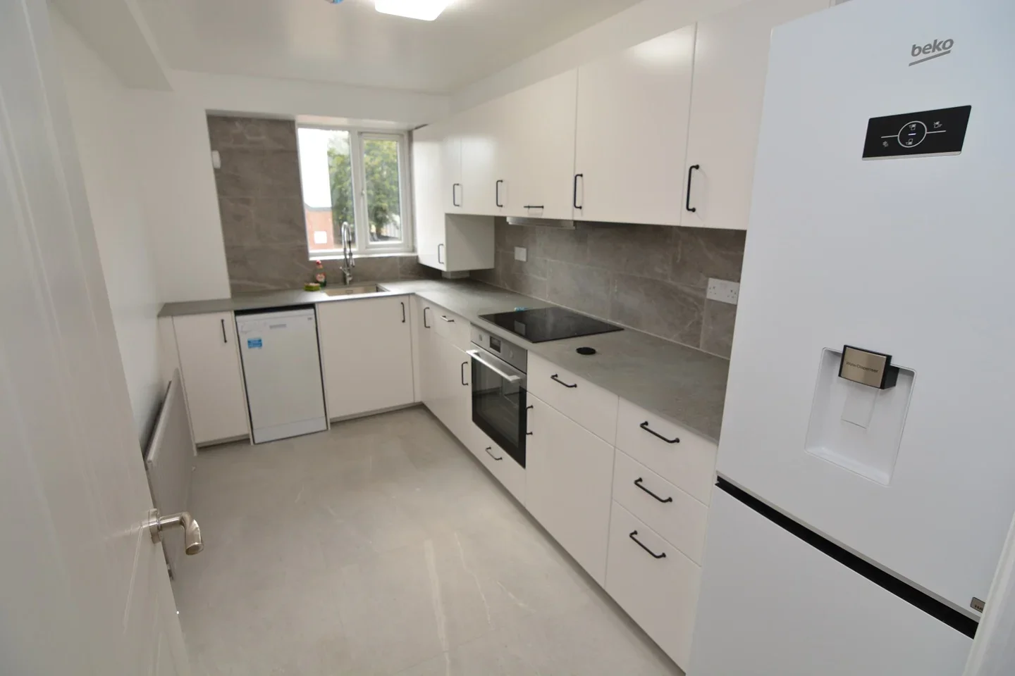 Flat Mayfield Road in Elmbridge