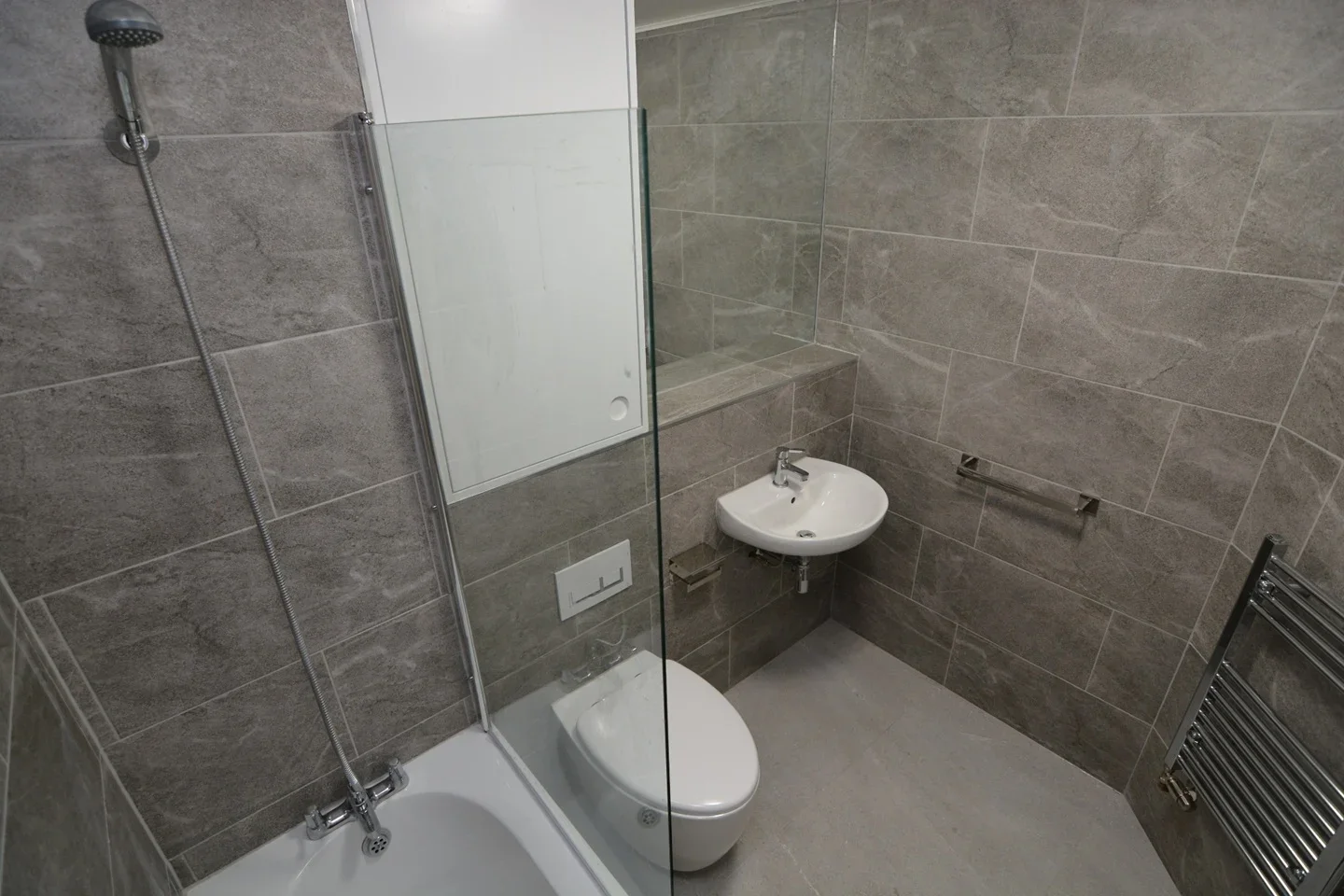 Flat Mayfield Road in Elmbridge