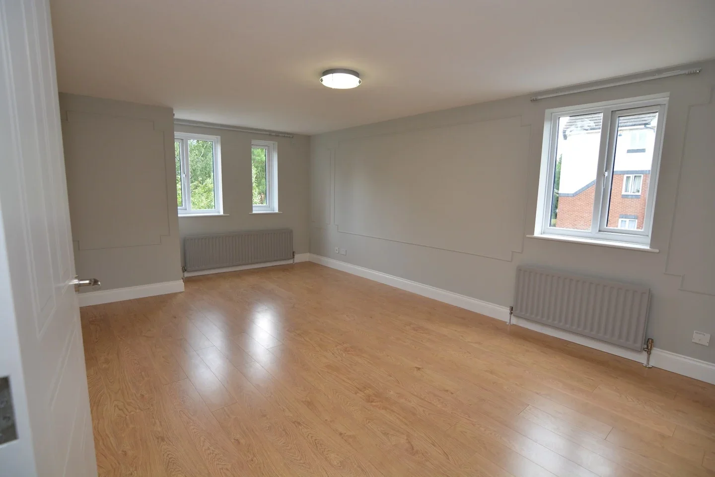 Flat Mayfield Road in Elmbridge