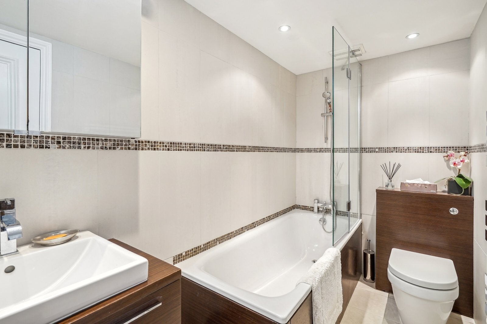 Flat Barkston Gardens in Greater London
