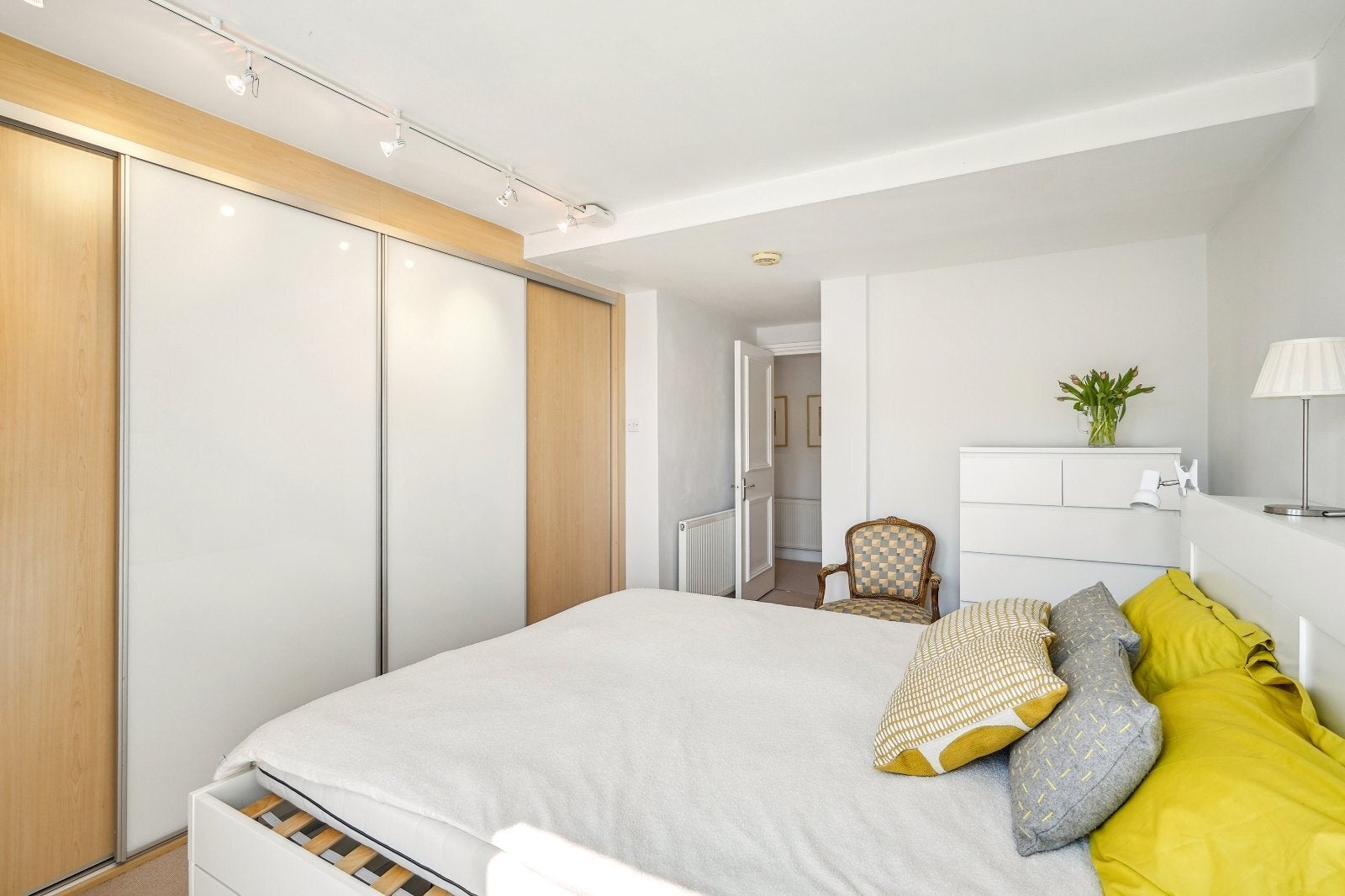 Flat Barkston Gardens in Greater London