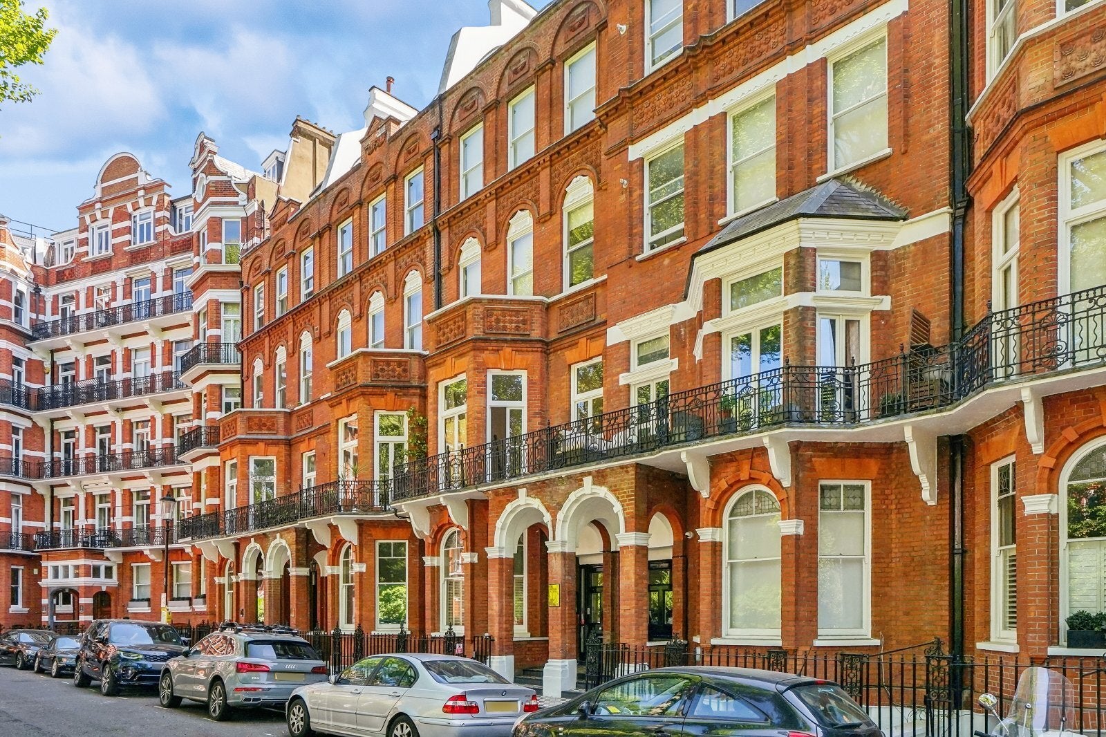 Flat Barkston Gardens in Greater London
