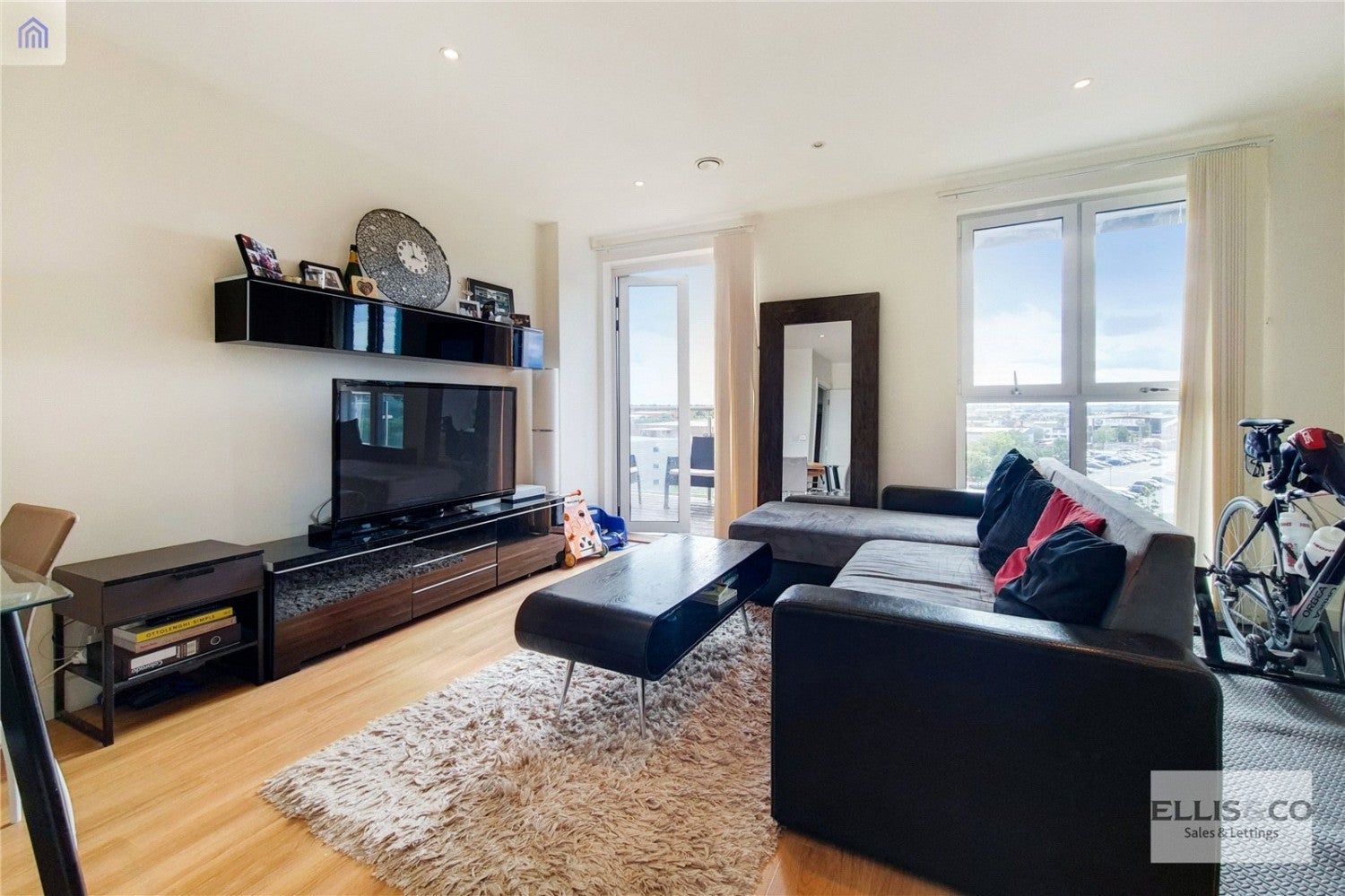 Flat Hatton Road in Greater London