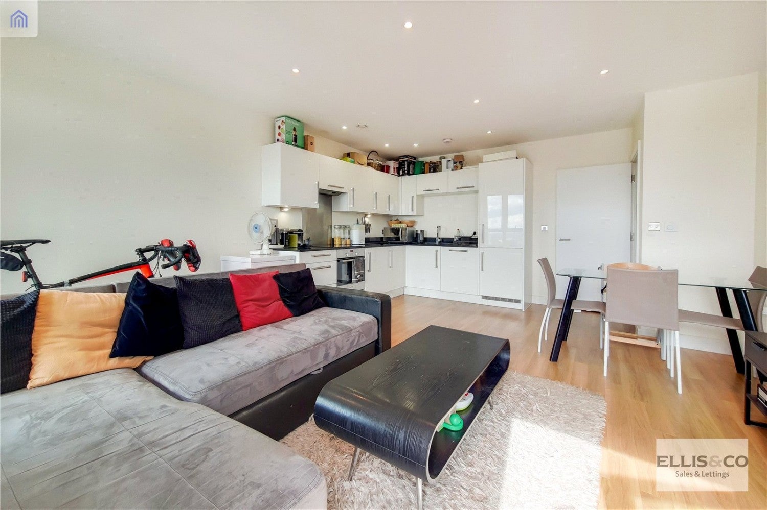 Flat Hatton Road in Greater London