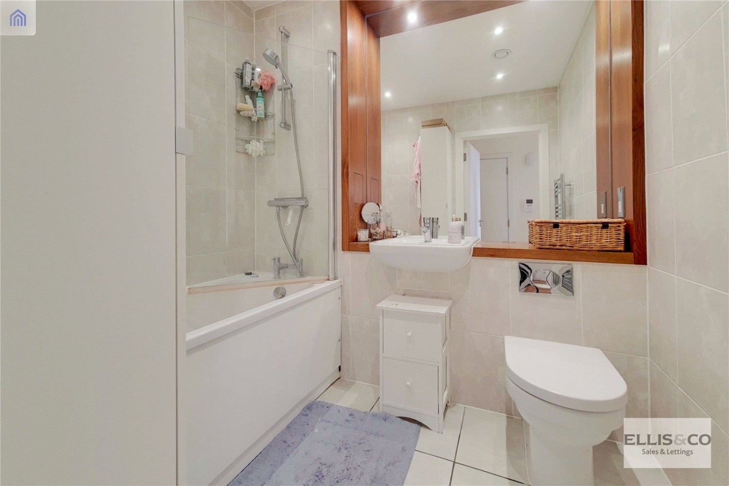 Flat Hatton Road in Greater London