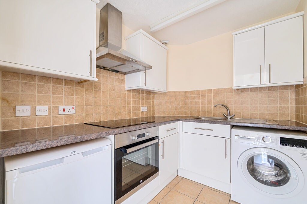 Flat Tudor Court in Waverley