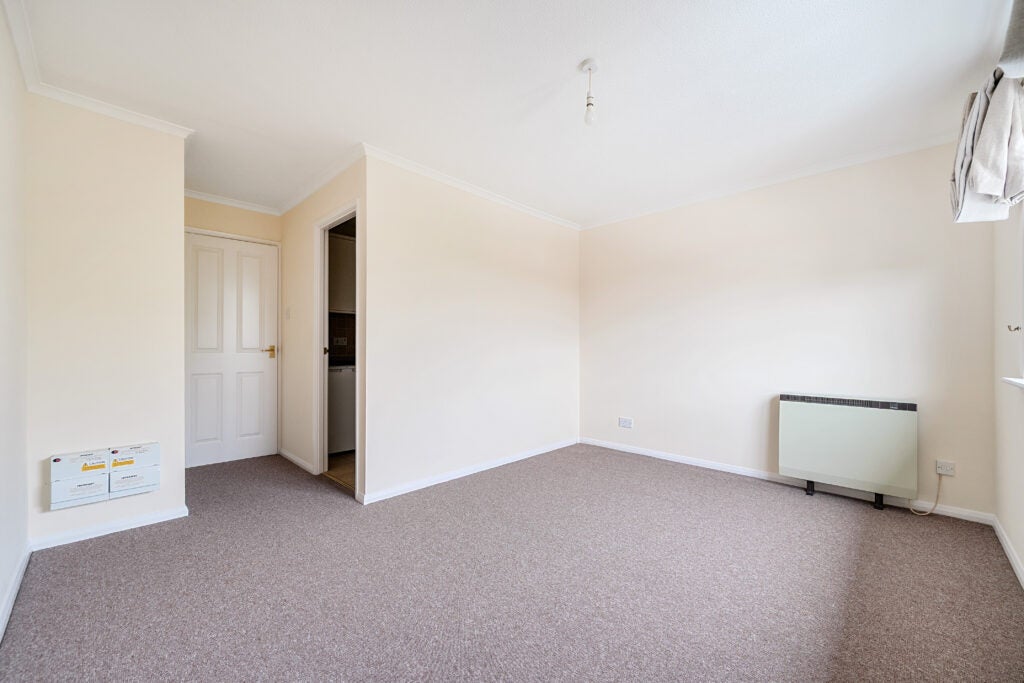 Flat Tudor Court in Waverley