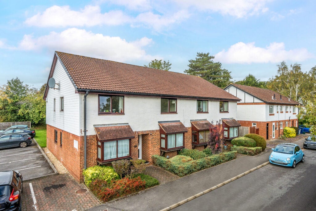 Flat Tudor Court in Waverley