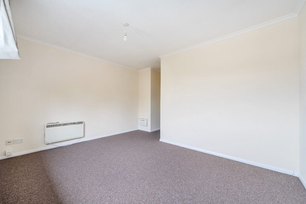 Flat Tudor Court in Waverley