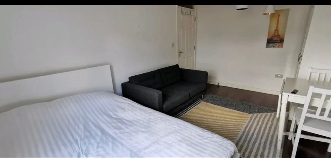 Room Westferry Road in Greater London