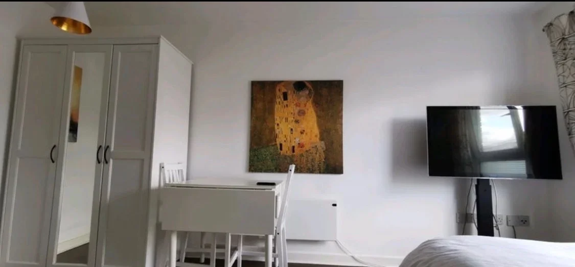 Room Westferry Road in Greater London