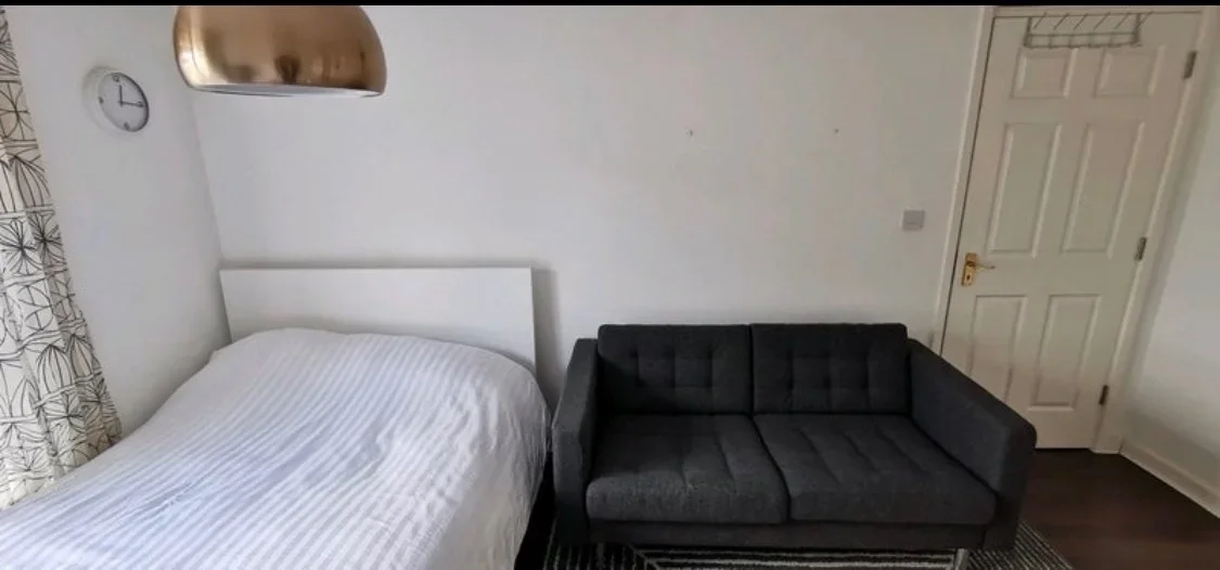 Room Westferry Road in Greater London
