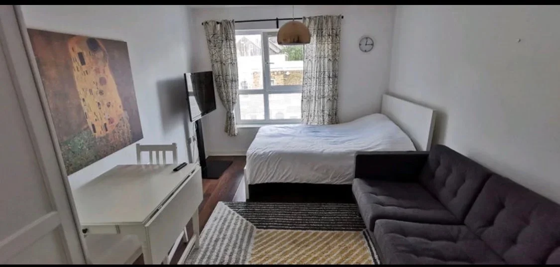 Room Westferry Road in Greater London
