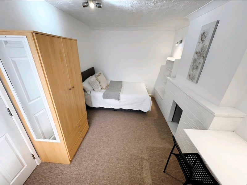 Room Staple Hill Road in Bristol