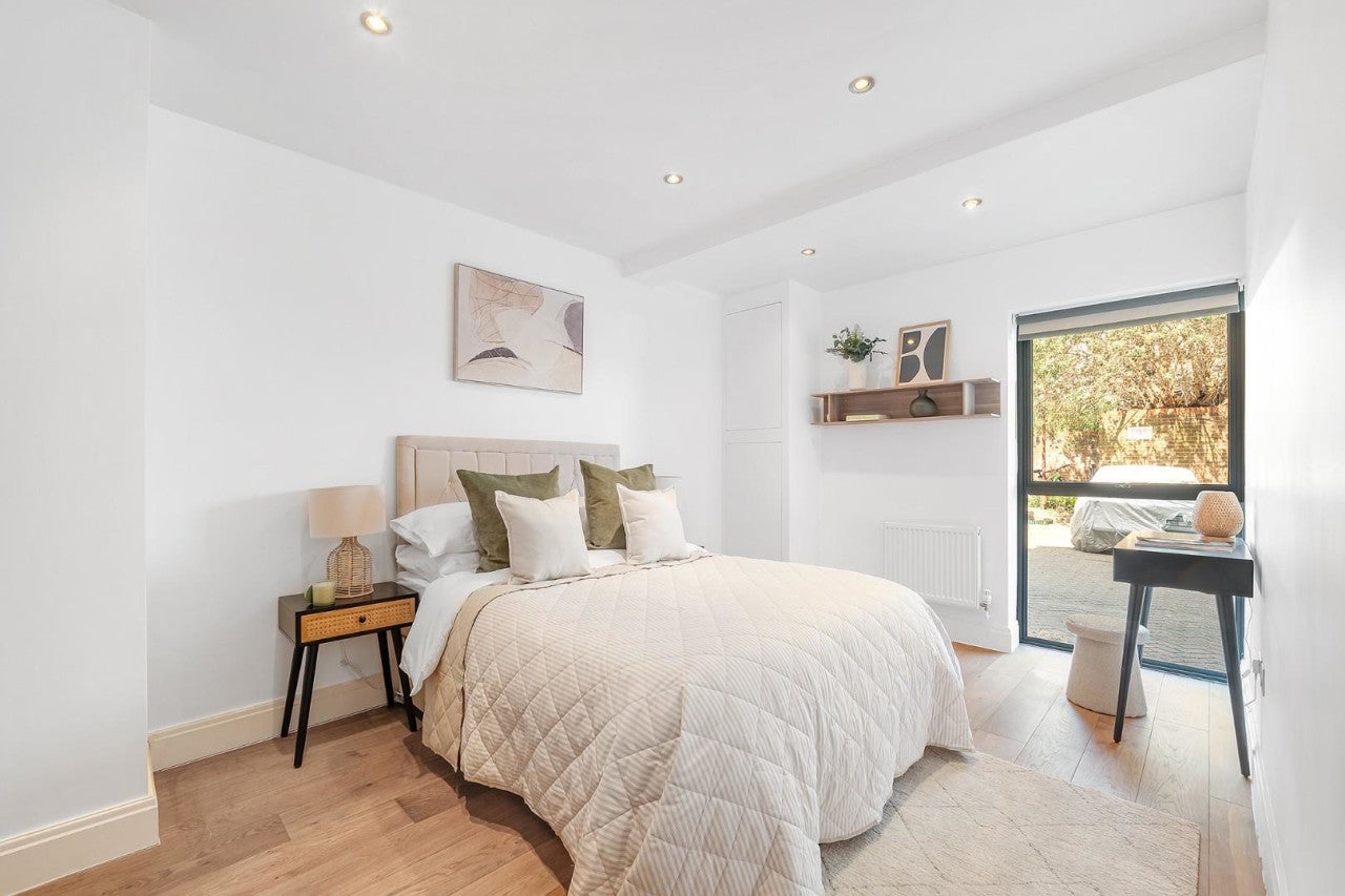 Flat Josephine Avenue in Greater London