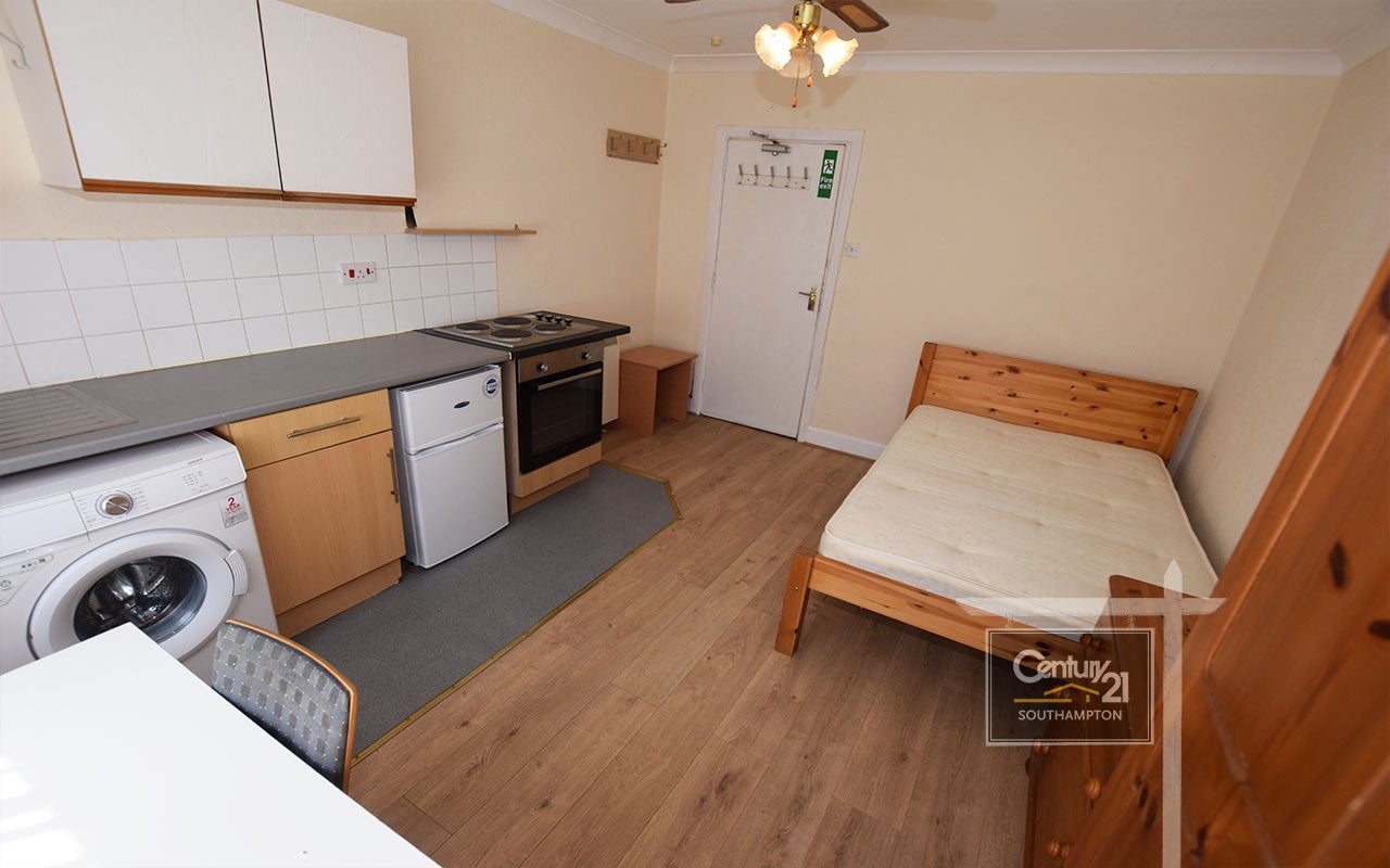 Flat Cranbury Avenue in Southampton