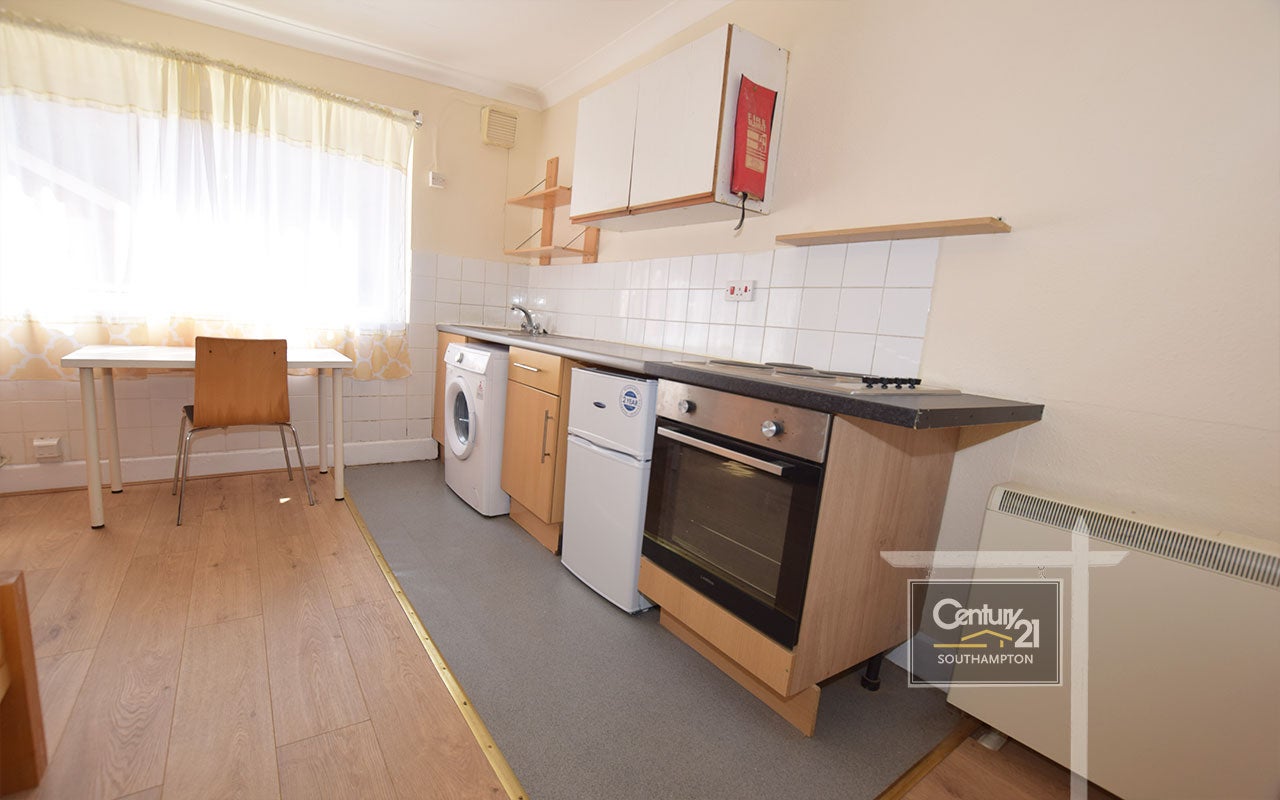 Flat Cranbury Avenue in Southampton