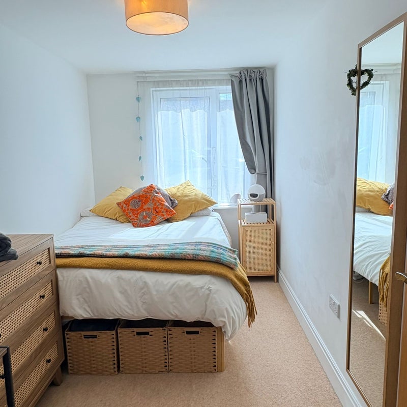 Room Dugard Way in Greater London