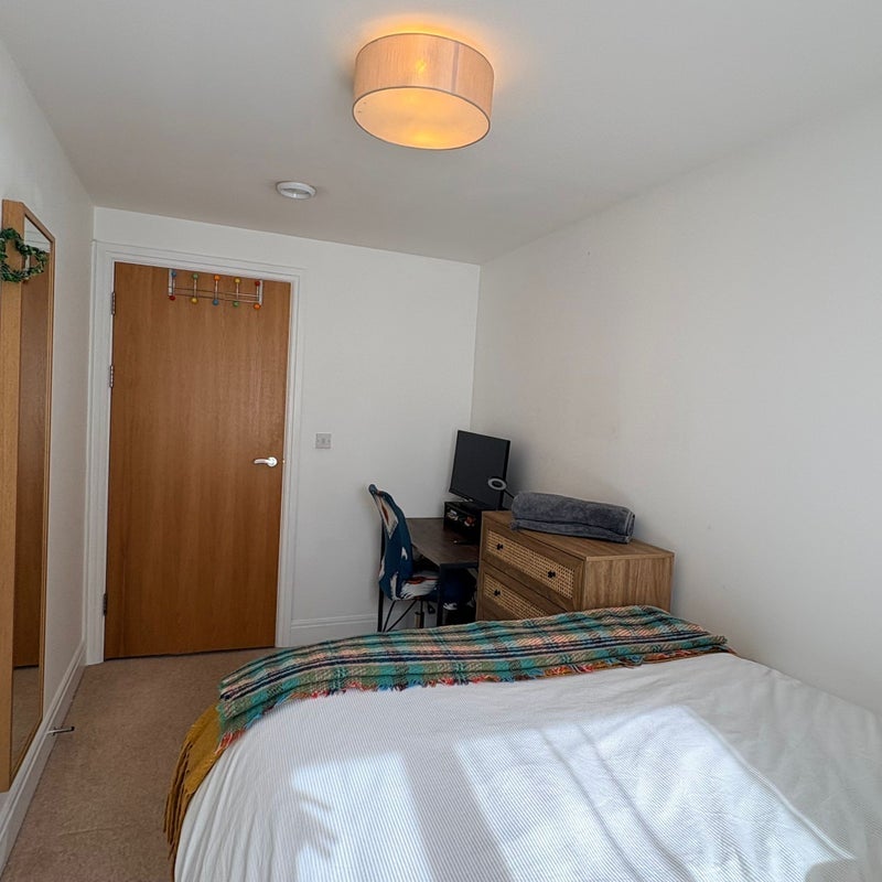 Room Dugard Way in Greater London