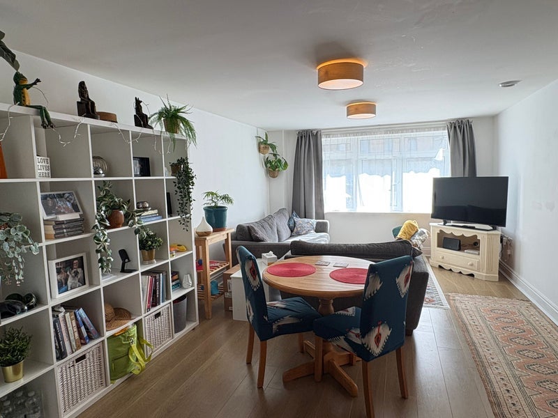 Room Dugard Way in Greater London