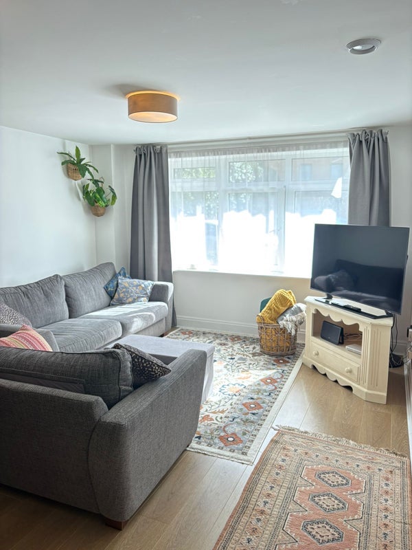 Room Dugard Way in Greater London