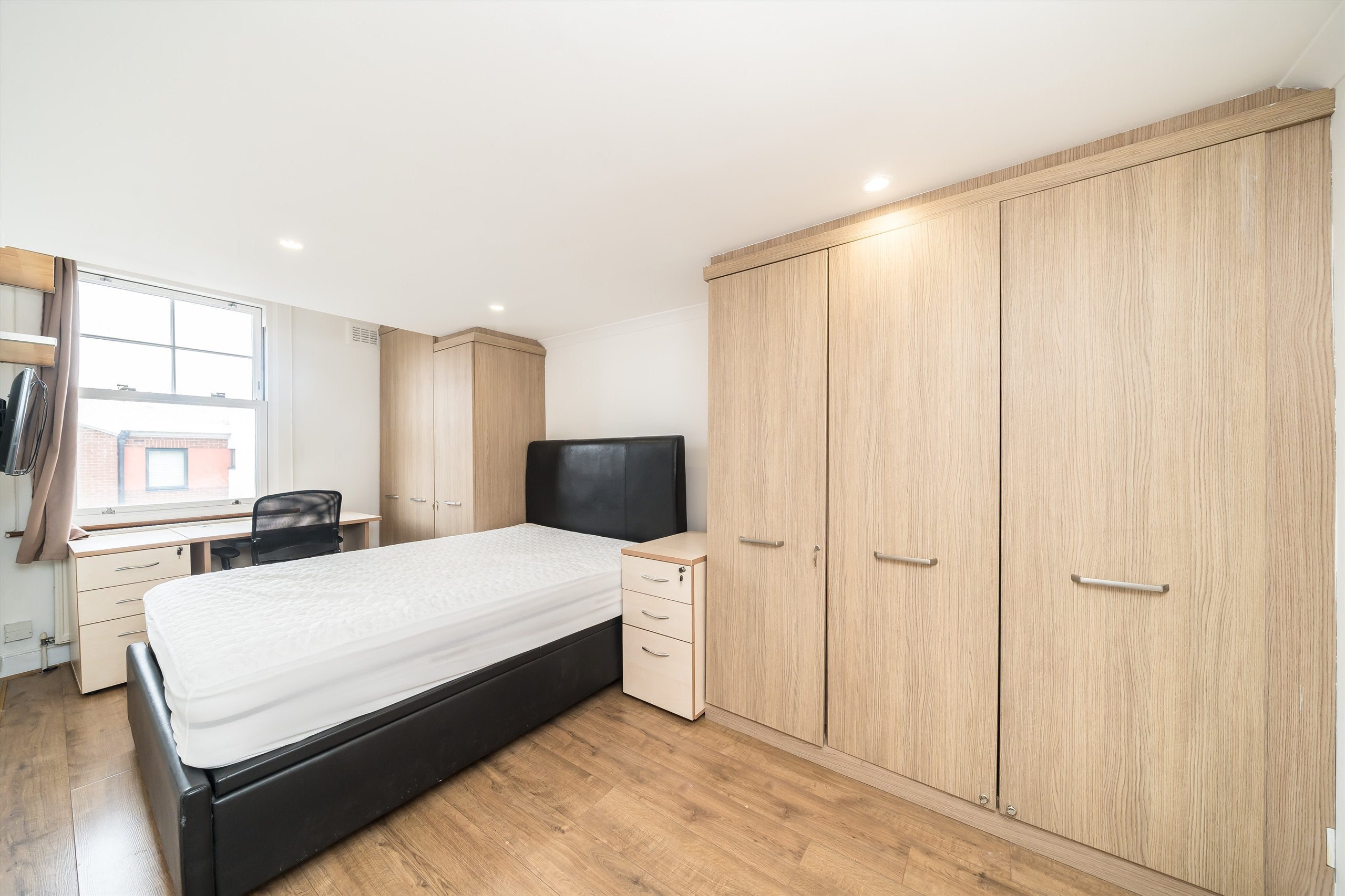 Flat Stonhouse Street in Greater London