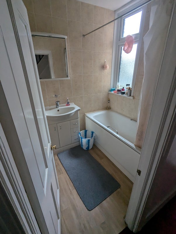 Room Cheam Road in Greater London