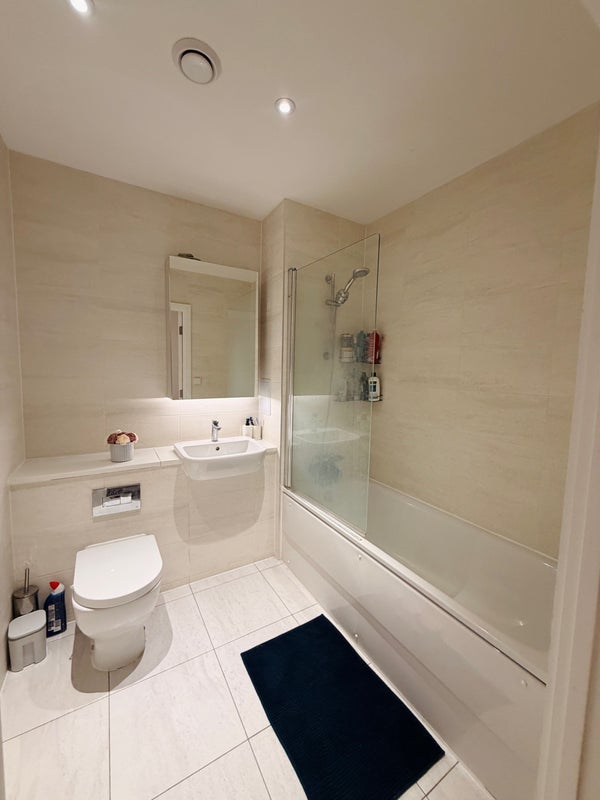 Room Silvertown Way in Greater London