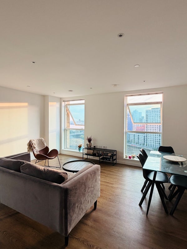Room Silvertown Way in Greater London