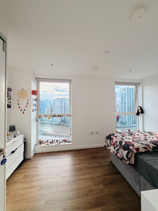 Room Silvertown Way in Greater London