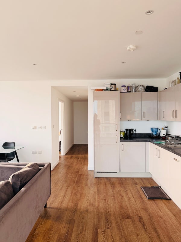 Room Silvertown Way in Greater London