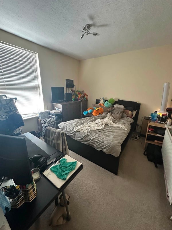 Room Woodlands Avenue in Leeds