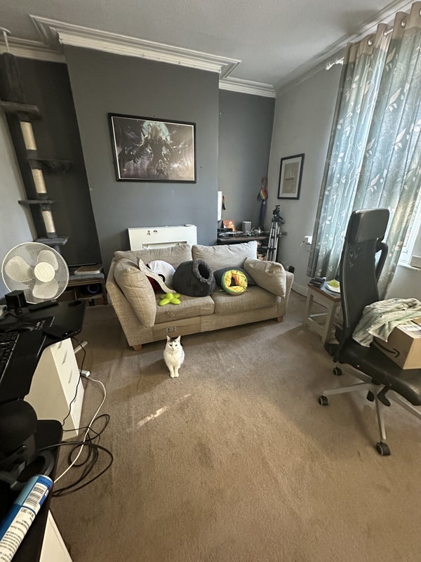 Room Woodlands Avenue in Leeds