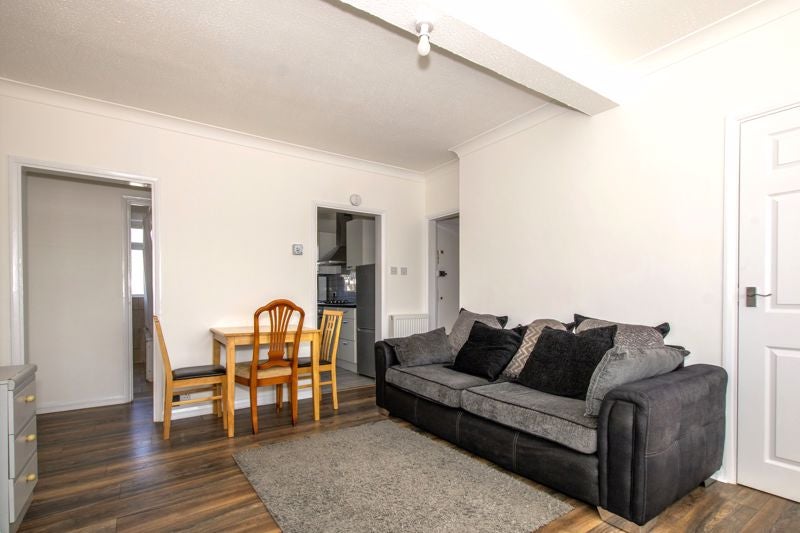 Flat Holmesdale Road in Greater London