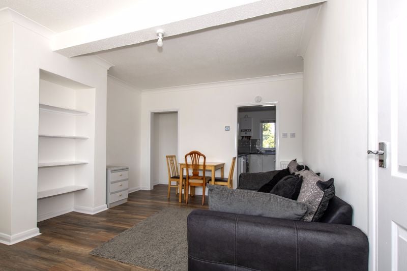 Flat Holmesdale Road in Greater London