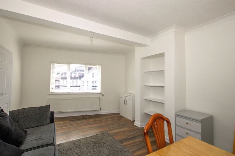 Flat Holmesdale Road in Greater London