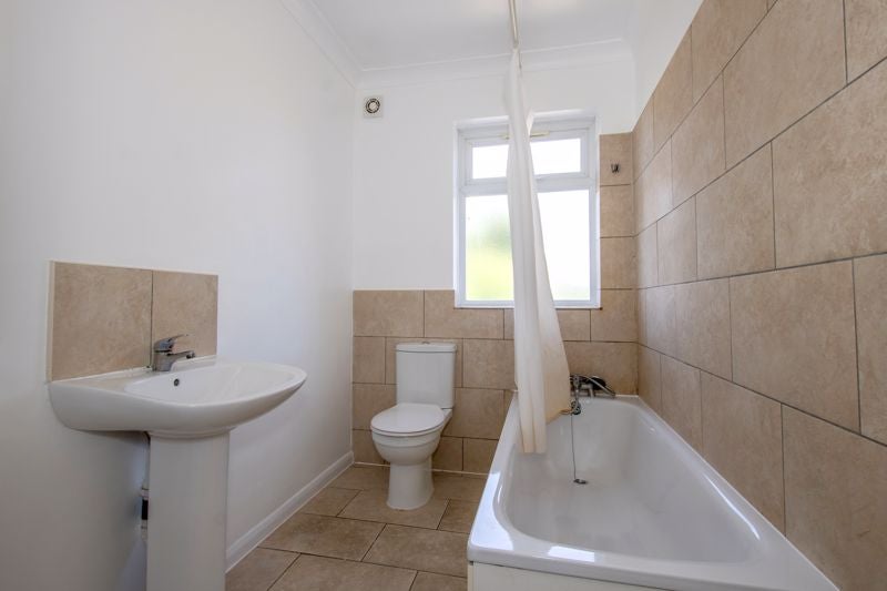 Flat Holmesdale Road in Greater London