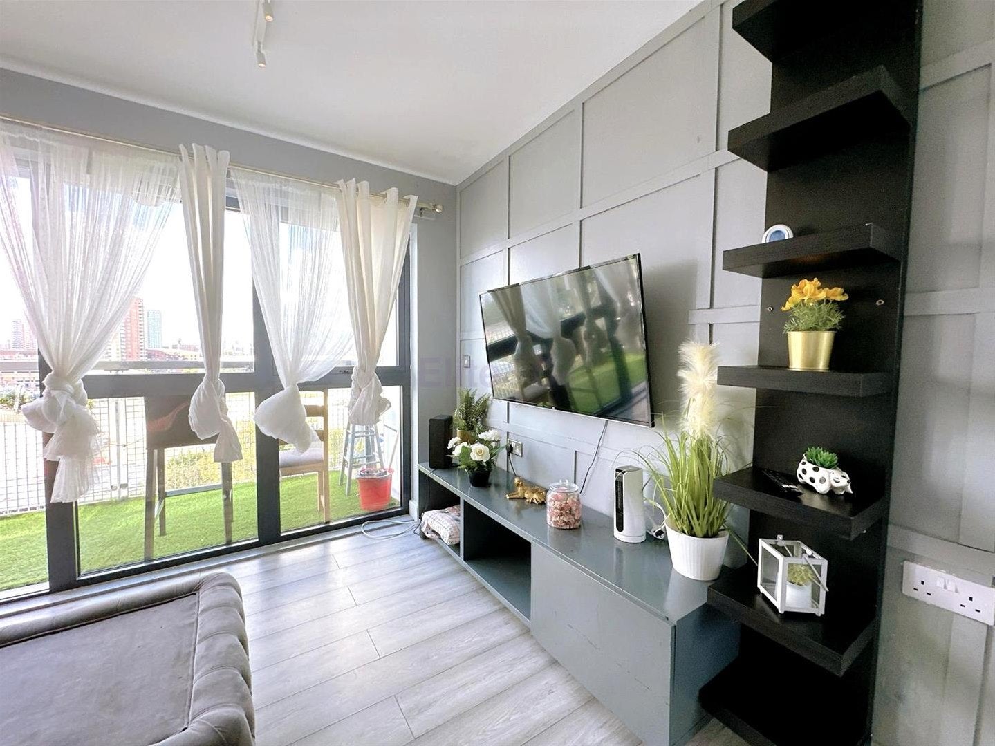 Flat Leven Road in Greater London