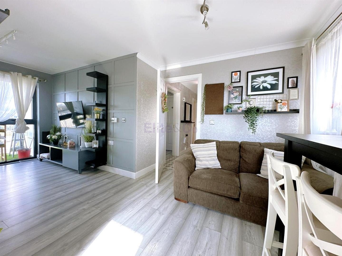 Flat Leven Road in Greater London