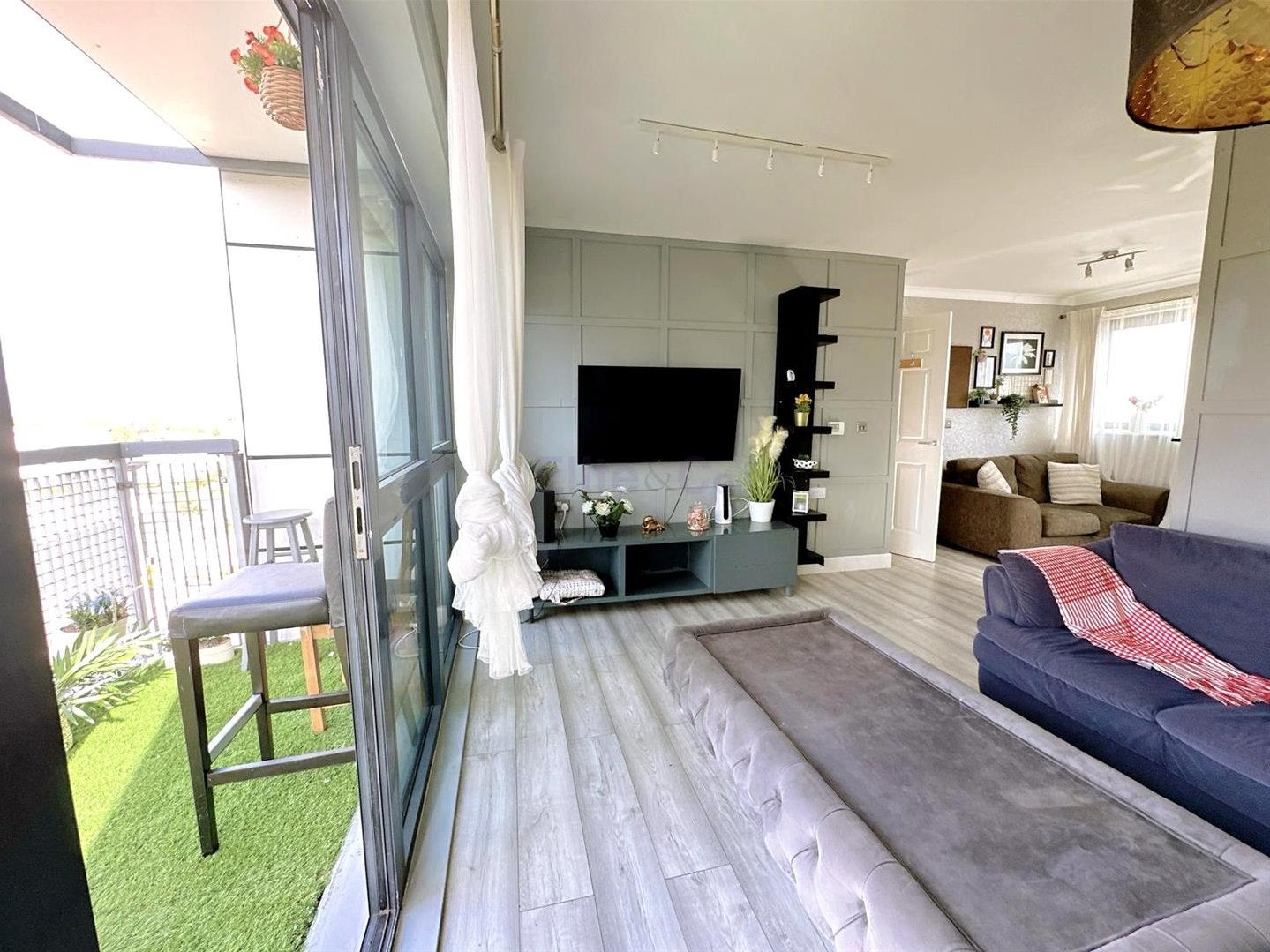 Flat Leven Road in Greater London