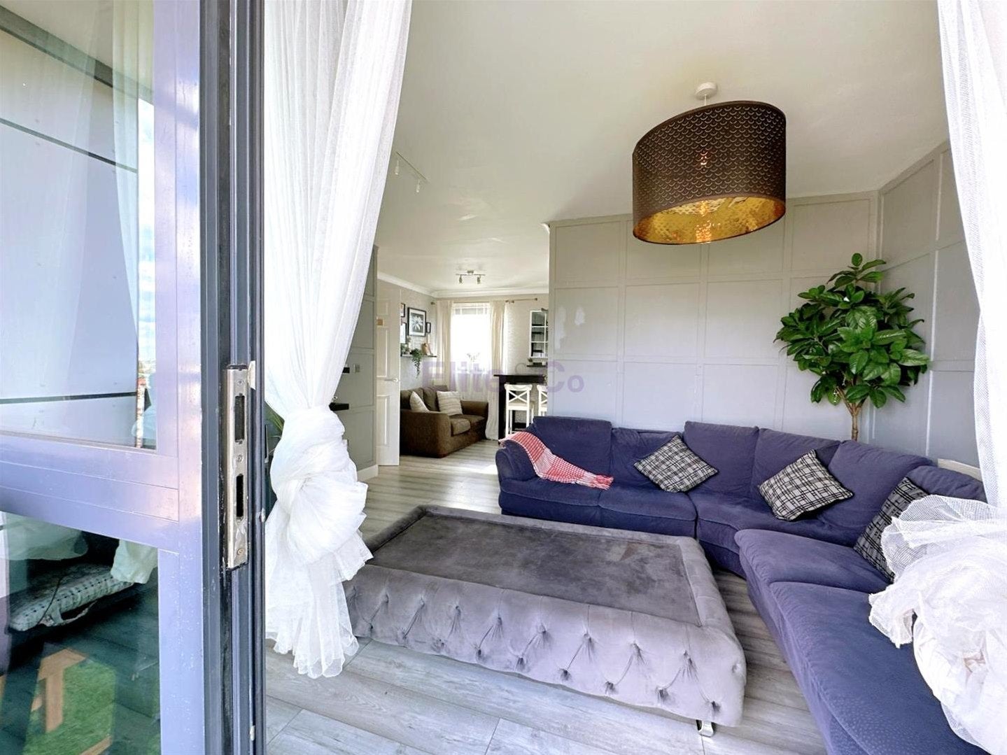Flat Leven Road in Greater London