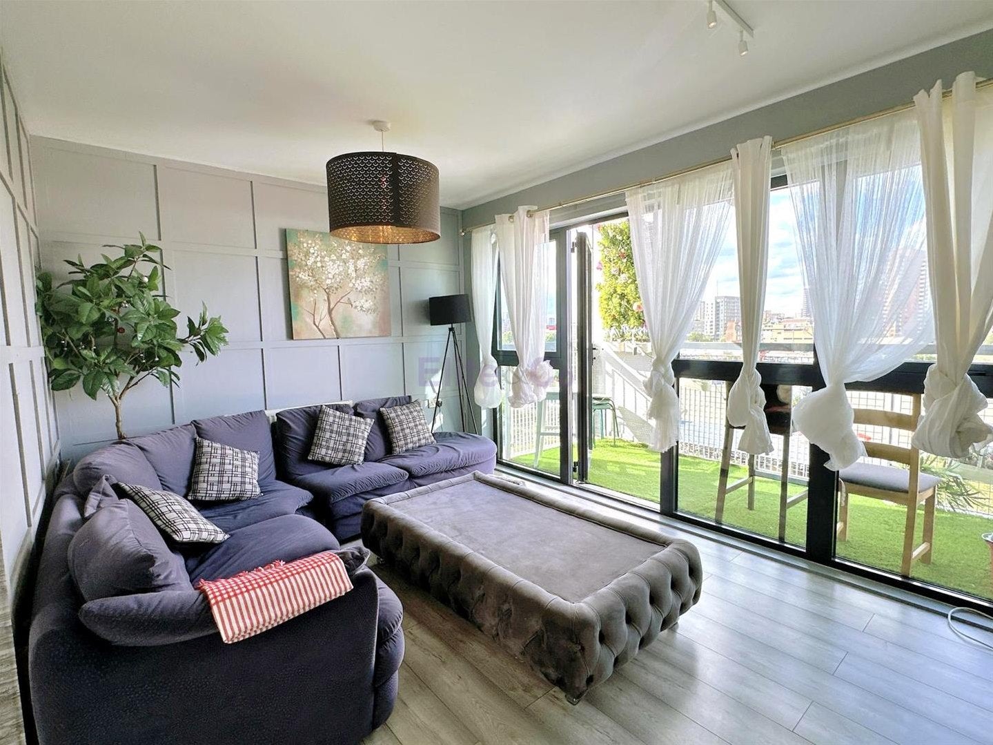Flat Leven Road in Greater London