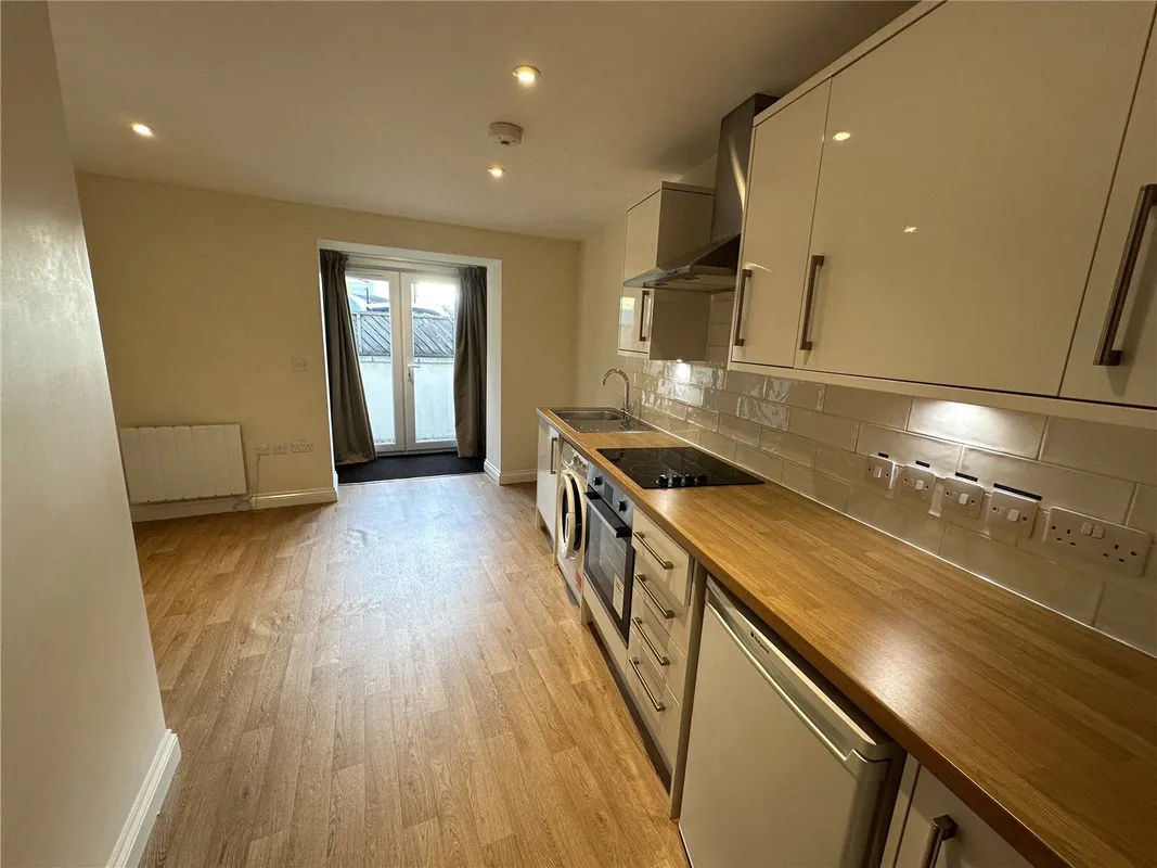 Flat Charlton Street in Bristol