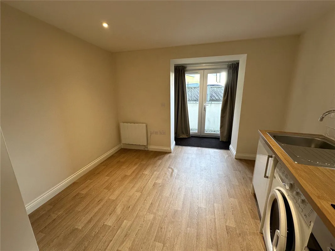 Flat Charlton Street in Bristol