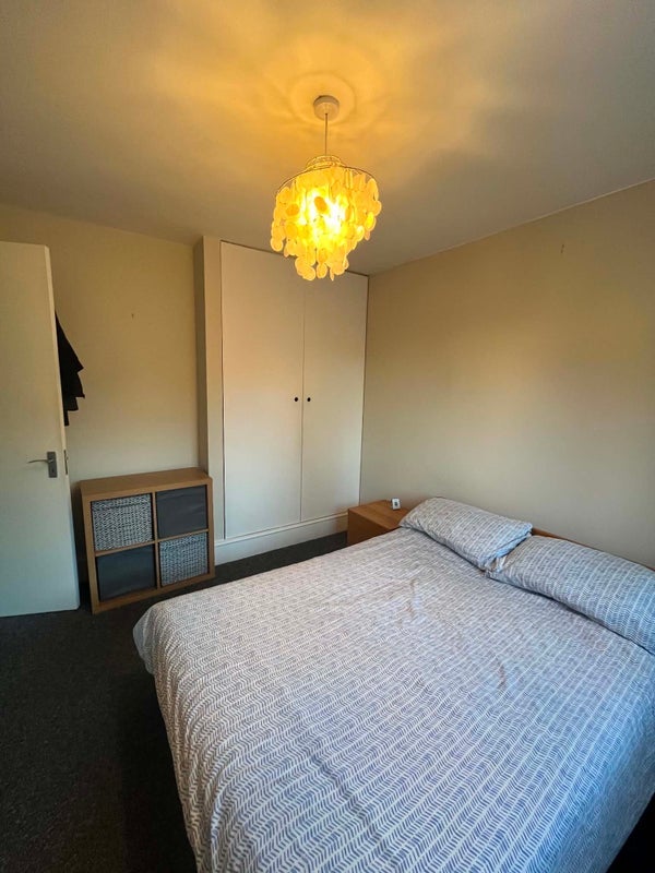 Room Crownstone Road in Greater London